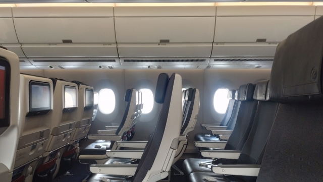 【経験談】飛行機での暇つぶし！快適にフライトを過ごす方法をご紹介！